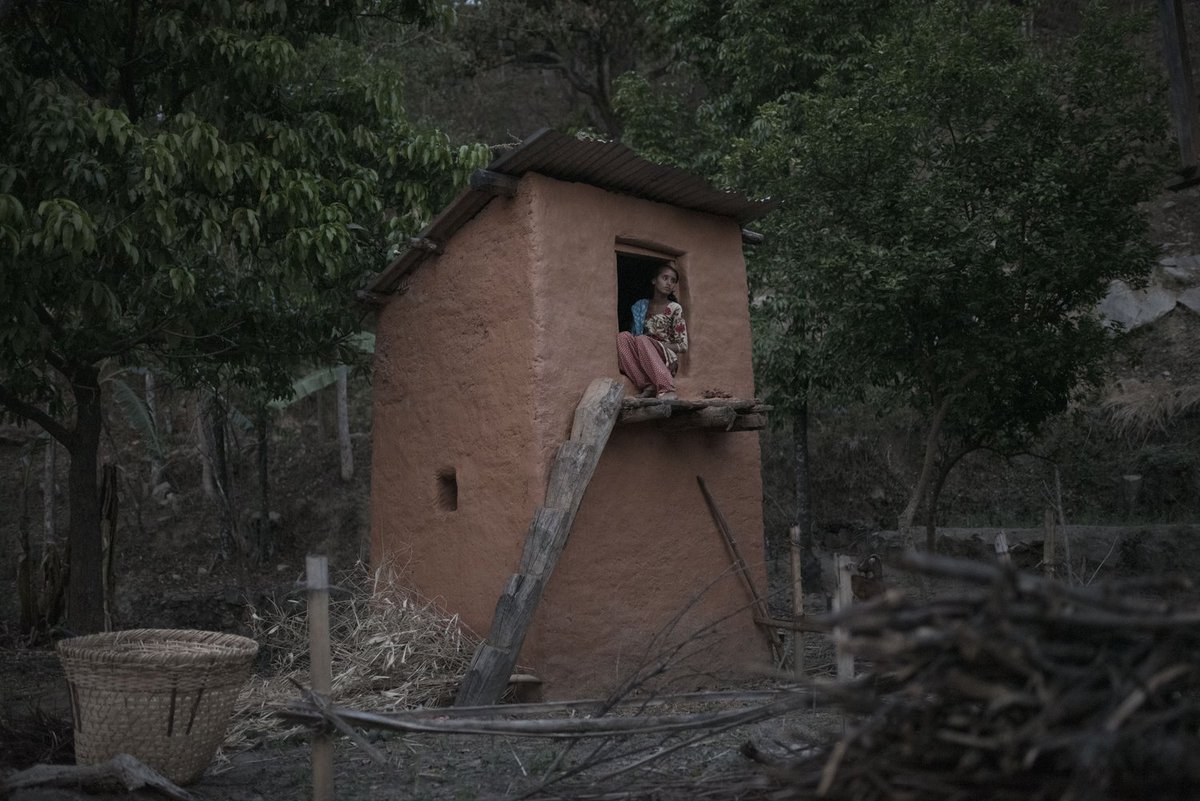 [2/6] A partir de projectes diversos de <a href="/MContrerasColl/">Maria Contreras Coll</a>, com "Journey To Impurity" (aquí, un parell d'imatges) o "I'm Mortal, Again" ens vam acostar al Nepal i a les seves restriccions relacionades amb la menstruació o al retorn a la vida mortal de les seves nenes-deessa.