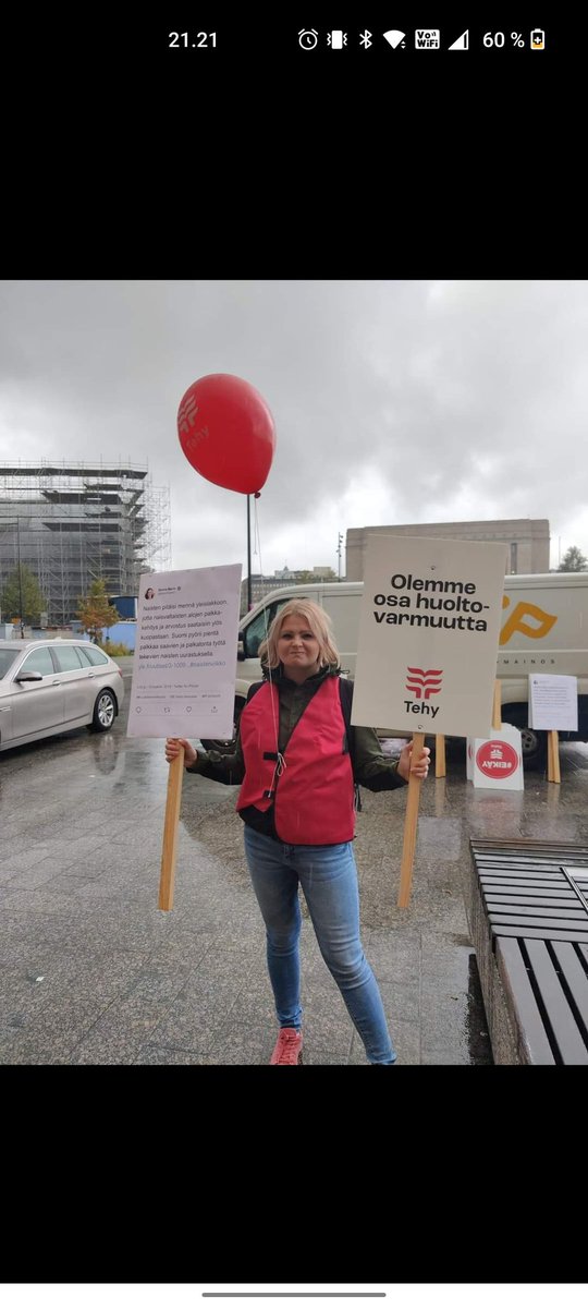 Vuosi sitten olimme huutamassa Eduskuntalon portailla tuhatpäisellä joukolla ♥️☺️ Ja meille huudettiin #hiljaa 

Ensi viikolla me Tehyläiset teemme sen uudestaan. Me emme luovuta. 

Hallitus kaavailee heikennyksiä työntekijöiden oikeuksiin ja sote-alan rahoitukseen.
#sotekriisi