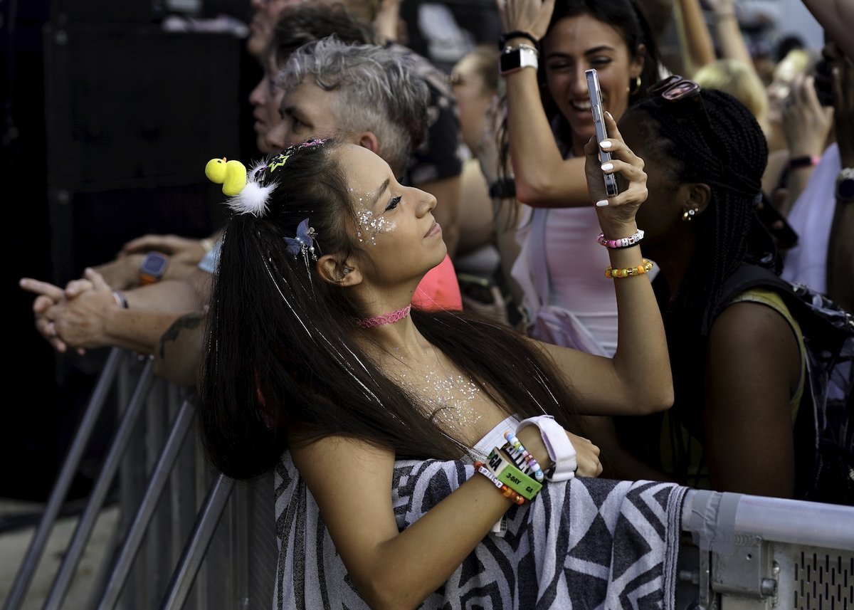 We got fans on fans on FANS 🥰 

📸: Perry Julien