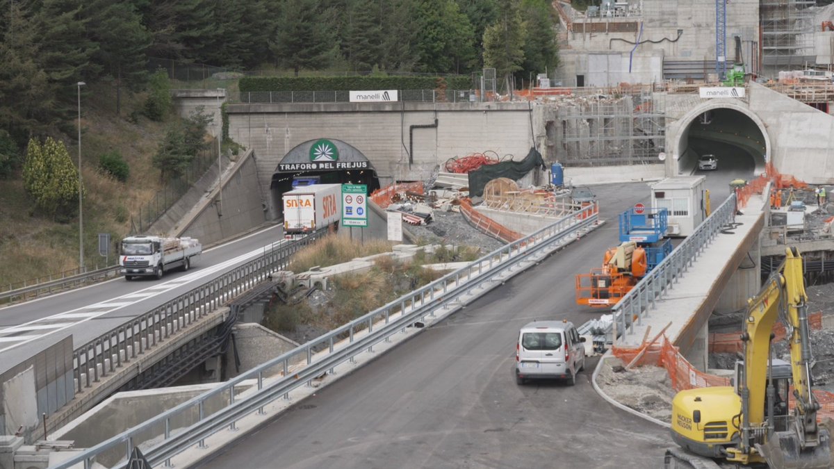 Mentre l'Italia cerca di convincere la Francia a raddoppiare il Traforo del Bianco, il Fréjus accorcia i tempi. Le prime immagini della nuova seconda canna, dal lato italiano  rainews.it/tgr/vda/video/…
#IoSeguoTgr #frejus #Traforo #MonteBianco <a href="/Antonio_Tajani/">Antonio Tajani</a>