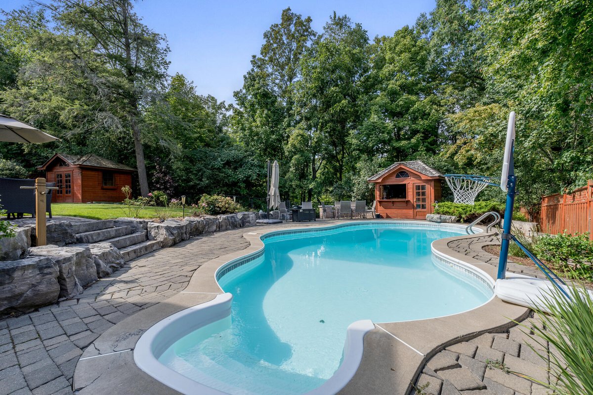 CallDerek's tweet image. NEW LISTING ALERT!
Absolutely gorgeous 4+1 bedroom home, situated on a large pie-shaped ravine lot, with pool, on a quiet crescent in Georgetown South... 
Open House Sunday Sept 17, 2-4pm.
Address, price, and virtual tour: tours.virtualgta.com/2175744?a=1