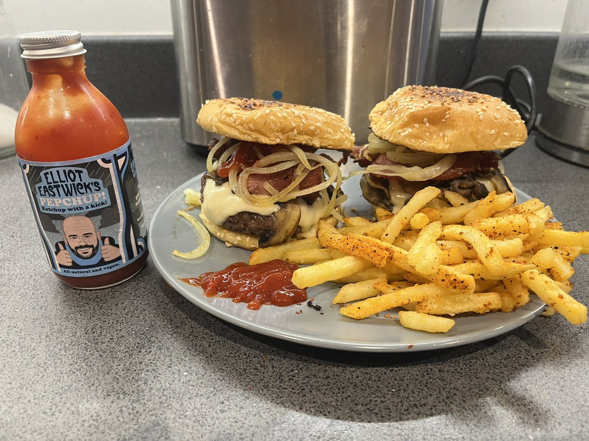 ReubenCrowther's tweet photo. Great result for #ManCity now time for tea, burger and chips with @WorldFamousHot1 banging it up a notch! #Inpepwetrust https://t.co/hg8M6N1n4f