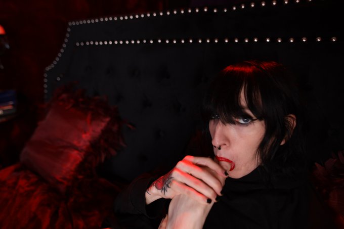 I need to get more flexible. I can ALMOST fit my whole big toe in my mouth! 😍  📸: @JacobStyle_xxx https://t