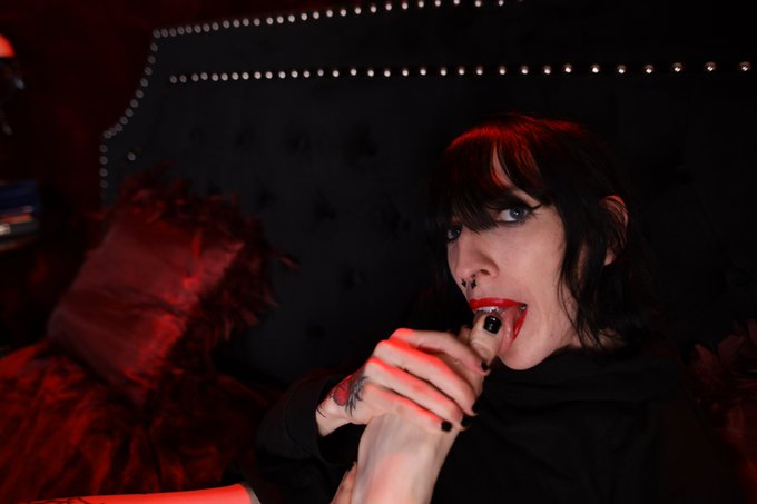 I need to get more flexible. I can ALMOST fit my whole big toe in my mouth! 😍  📸: @JacobStyle_xxx https://t