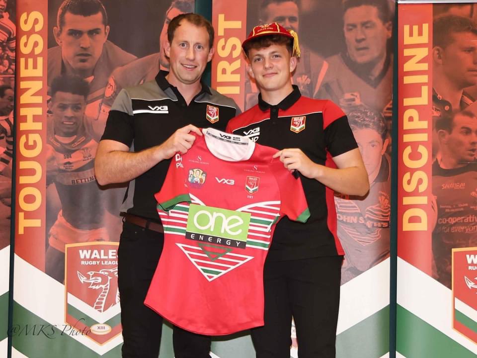 EllenParker6's tweet photo. @LHScardiff a fantastic match for @Henry_Parker_ with @WalesRugbyL  U16. 4 nations champions 🏴󠁧󠁢󠁷󠁬󠁳󠁿🏆🏉 #rugbyinternational #WALES                 
Wales v Ireland 62:16
Wales v Scotland 84:4
Wales v England 38:18 https://t.co/Yo0PJRlsRV
