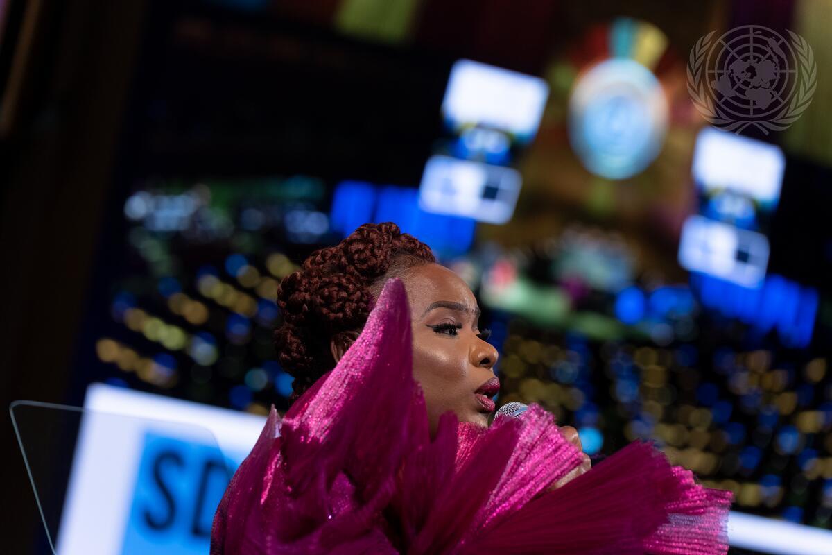 UN_Photo's tweet image. A view of @yemialadee performing at the @UN during the opening of the #SDGActionWeekend. 
#SDGAction

UN Photo/Cia Pak