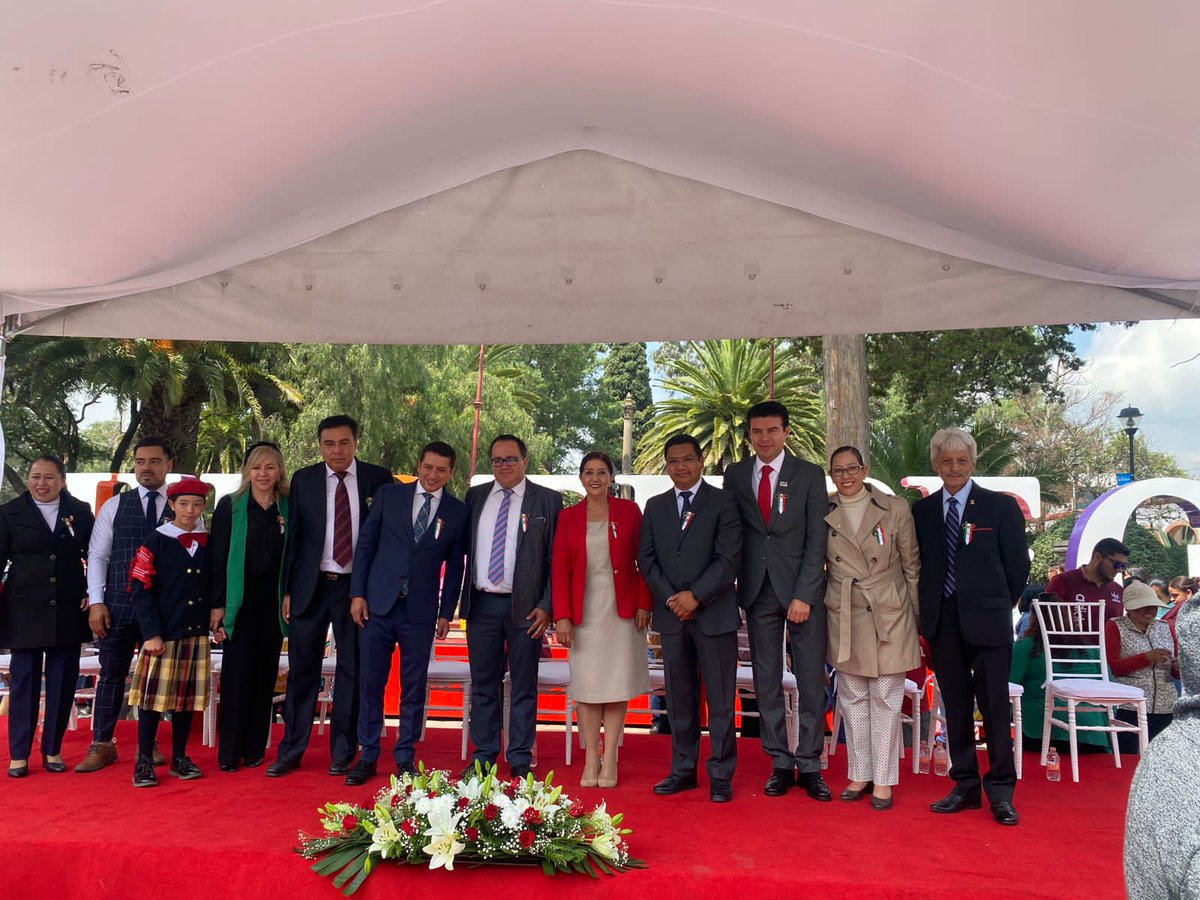 leopoldoolguin's tweet photo. #PoloOlguínSecretarioAytoJilotepec
Con la presencia del Lic. Rodolfo Nogués, Pdte. Mpal. de Jilotepec, participé en la Cabo la Ceremonia del 213 Aniversario y el Desfile Cívico del Inicio de la Independencia de México.
Trabajando de ❤️por Jilotepec!
#UnidosPodemos! https://t.co/uMl8zxPxHi