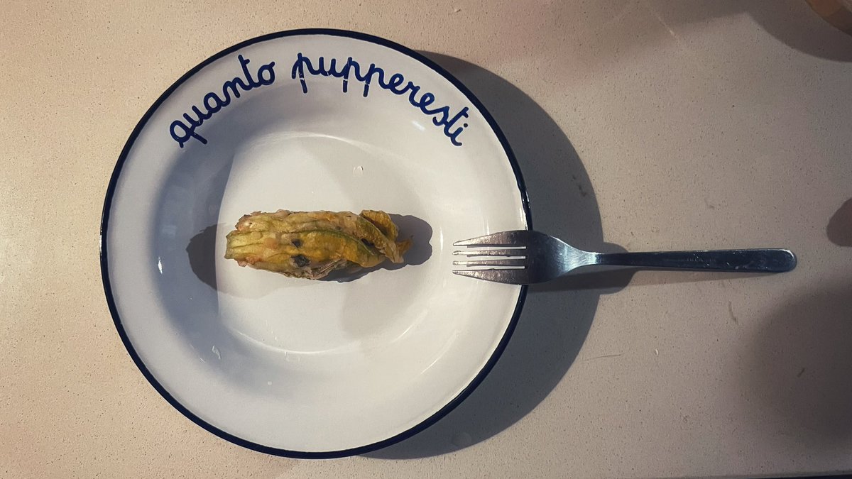 robiotta's tweet photo. #storiabreve di fiori di zucca in pastella di farina di riso con rosmarino, salvia, sale grosso e ripieni di feta come pecora l’ha fatta. 
No vabbè. https://t.co/LqhkWkkDUZ