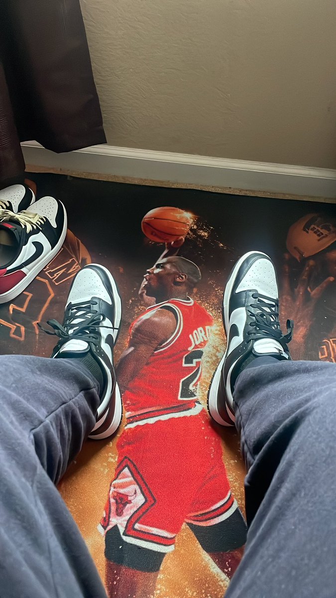 VicH413's tweet image. Just to piss off the sneaker community. 🤣 #KOTD #PandaDunks