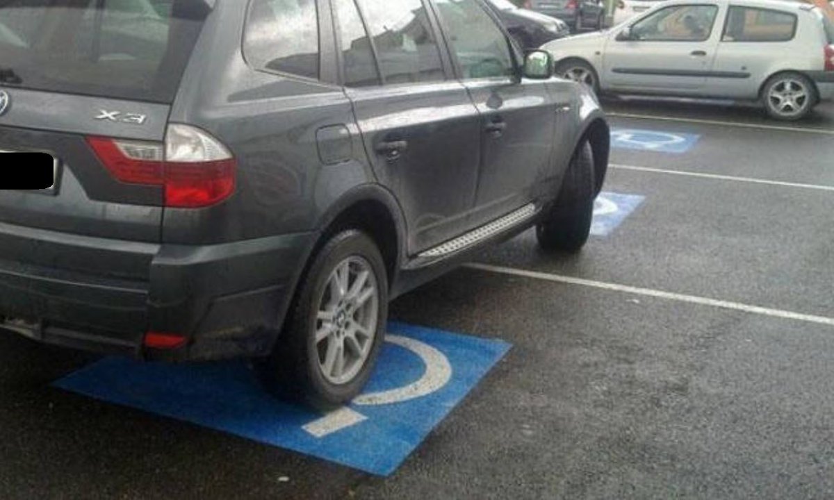 Στη συντριπτική πλειοψηφία των περιπτώσεων ευθύνεται ο μαλάκας.
Αν το εκτείνουμε δε και σε ζητήματα καθημερινότητας, ο μαλάκας είναι ο #1 υπαίτιος του χάους παραβατικότητας, ατιμωρησίας και ωχαδερφισμού. Μαλάκας με γραβάτα ή χωρίς,στολή ή χωρίς,αξίωμα ή χωρίς.
Πάντα όμως μαλάκας.