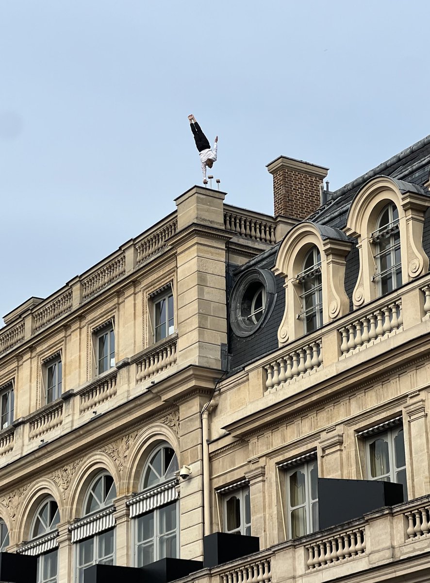 Un instant de grâce dans les jardins du Palais Royal. Compagnie Raphaelle Boitel. De nouveau demain dimanche. A ne pas manquer ! ⁦@MinistereCC⁩ ⁦@RimaAbdulMalak⁩