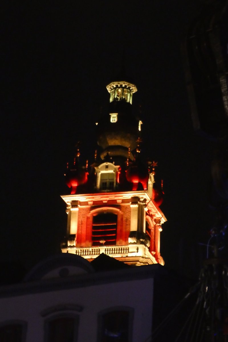 The Belfry of #Mons is magnificent this evening, in the colours of Wallonia 😊
#FêtesdeWallonie