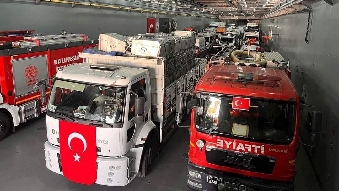 jalaljuma8's tweet photo. الله أكبر ولله الحمد دعم كبير جدا من تركيا وصل اليوم 🇱🇾🇹🇷 وصول السفينتين سنجقدار وبيرقدار إلى ليبيا

على متنهما 360 فردا إضافي من فرق البحث والإنقاذ وأطباء وخفر سواحل وفرق اطفاء وطوارئ

وشحنة جديدة من المساعدات الإنسانية والإغاثة "غذائية وصحية وإيواء" للمتضررين من طوفان درنة 

السفينتين تحملان 122مركبة بما فيها سيارات إسعاف ومركبات الإنقاذ والتدخل، و 3 مستشفيات ميدانية