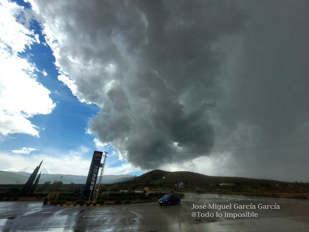 josestormchaser's tweet photo. 15/9/23: #Outbreak de #tormentas muy organizadas, con intentos o #Supercelulas claras. Que falta me hacía cambiará la suerte🤤
4 fotos cogidas ayer. En todas, confirmadas las rotaciones por Timelapses.
1° Sp/lp #Hueneja
2° #Stormsplitting #Cullar
3° Sp #Chiribel
4° Sp #VelezRubio https://t.co/hBHaNPydki