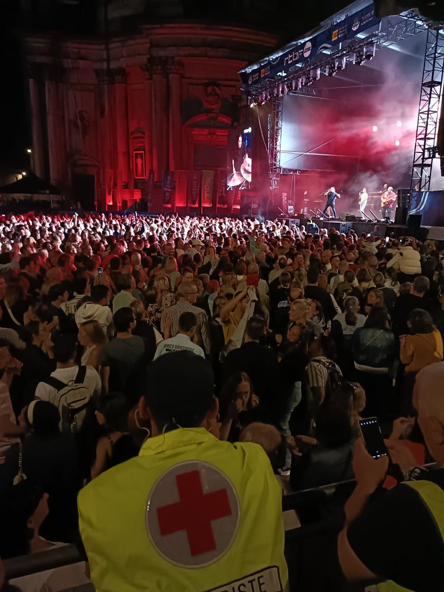 En direct des #FetesDeWallonie: 160 secouristes de la Croix-Rouge veillent attentivement sur les festivaliers et assurent les premiers soins tout au long des festivités.