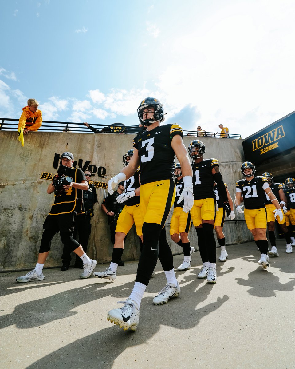 HawkeyeFootball's tweet photo. Walking out at Kinnick. No better feeling.

#Hawkeyes https://t.co/v29o35YaWF