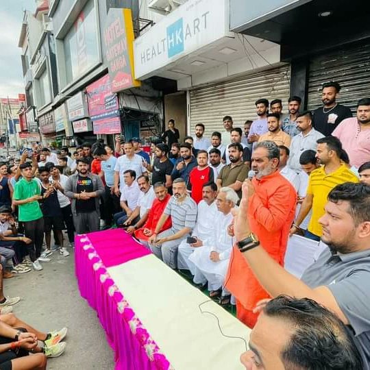 Rahul89404636's tweet photo. आज भारतीय जनता युवा मोर्चा,ज़िला हरिद्वार द्वारा माननीय मुख्यमंत्री श्री पुष्कर सिंह धामी जी के जन्मदिवस के अवसर पर युवा संकल्प दिवस के अंतर्गत ‘ओपन मैराथन दौड़’ का आयोजन किया गया।

@pushkardhami @madankaushikbjp https://t.co/YL2aKBAOlJ