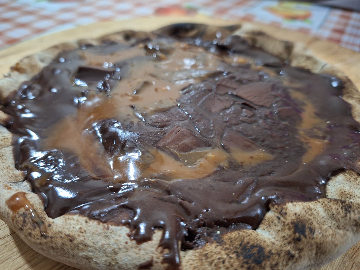 haas_lennon's tweet photo. Se tu achou as salgadas bonitas, olha essas doces!

Destaque para esta de chocolate com doce de leite.

Segue a @oartesaopizzas por aqui e chama eles no WhatsApp!

(51) 99299-6260 https://t.co/WEMPXRElen
