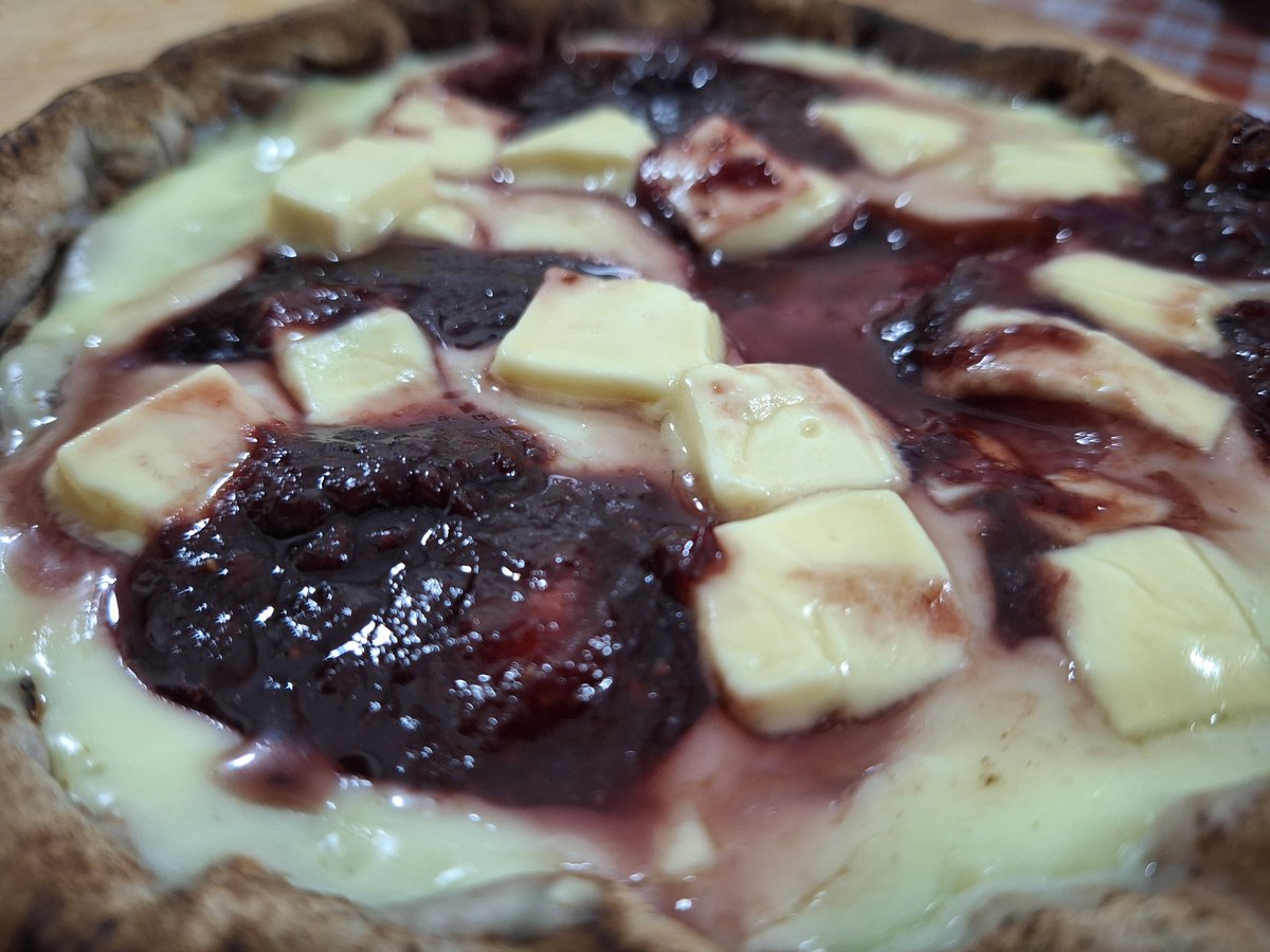 haas_lennon's tweet photo. Se tu achou as salgadas bonitas, olha essas doces!

Destaque para esta de chocolate com doce de leite.

Segue a @oartesaopizzas por aqui e chama eles no WhatsApp!

(51) 99299-6260 https://t.co/WEMPXRElen
