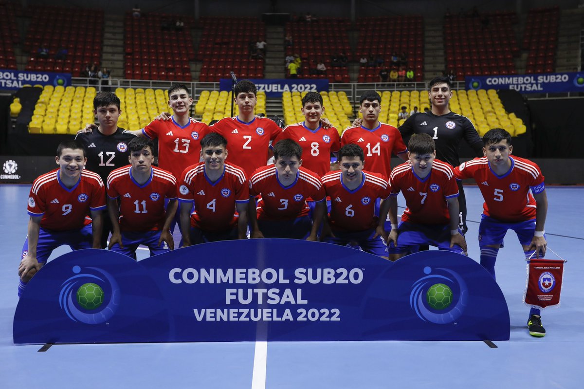LaRoja's tweet image. 👏 Lo dieron todo hasta el final!

📌 #LaRojaFutsalSub20 🇨🇱 no pudo ante Argentina 🇦🇷 y cayó por 3-1 en la semifinal de la @conmebol #Sub20FS - Venezuela 2022 🏆🇻🇪

⚽️ El gol chileno fue anotado por Benjamín Barahona 

🔜 Mañana se disputará el tercer lugar ante 🇨🇴 

📸 @conmebol