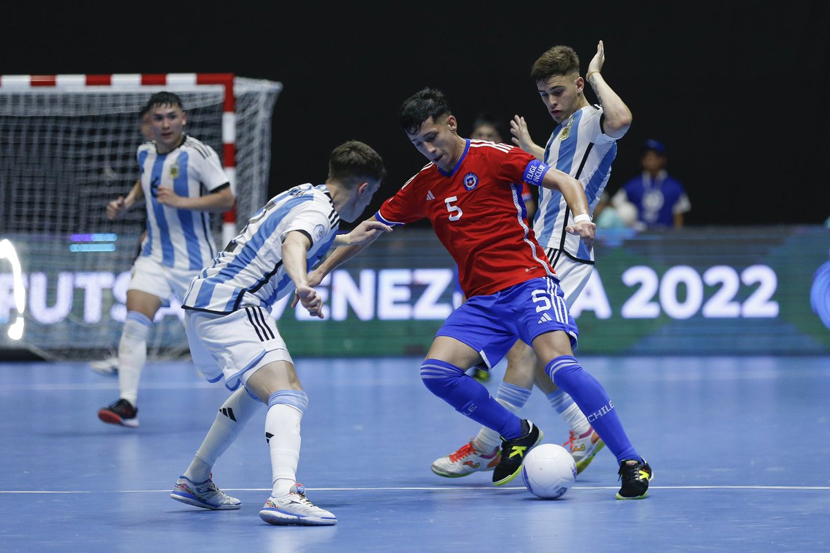 LaRoja's tweet image. 👏 Lo dieron todo hasta el final!

📌 #LaRojaFutsalSub20 🇨🇱 no pudo ante Argentina 🇦🇷 y cayó por 3-1 en la semifinal de la @conmebol #Sub20FS - Venezuela 2022 🏆🇻🇪

⚽️ El gol chileno fue anotado por Benjamín Barahona 

🔜 Mañana se disputará el tercer lugar ante 🇨🇴 

📸 @conmebol