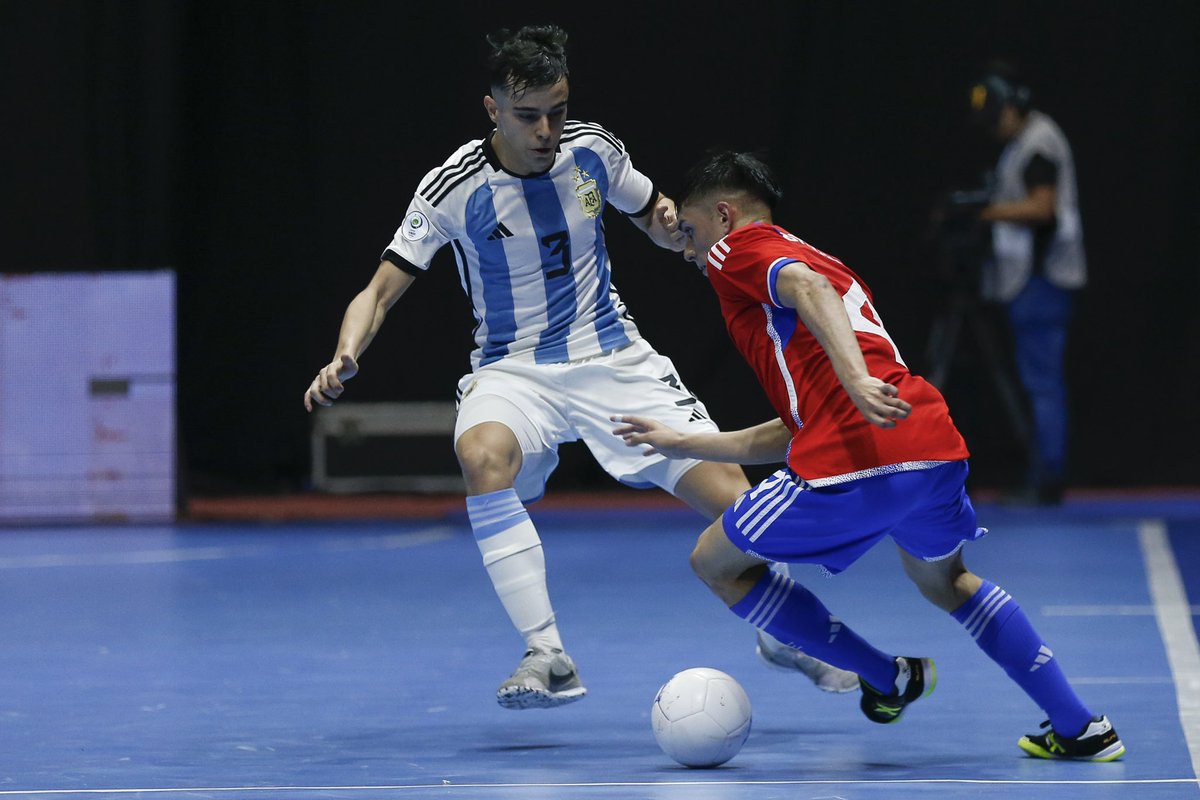 LaRoja's tweet image. 👏 Lo dieron todo hasta el final!

📌 #LaRojaFutsalSub20 🇨🇱 no pudo ante Argentina 🇦🇷 y cayó por 3-1 en la semifinal de la @conmebol #Sub20FS - Venezuela 2022 🏆🇻🇪

⚽️ El gol chileno fue anotado por Benjamín Barahona 

🔜 Mañana se disputará el tercer lugar ante 🇨🇴 

📸 @conmebol