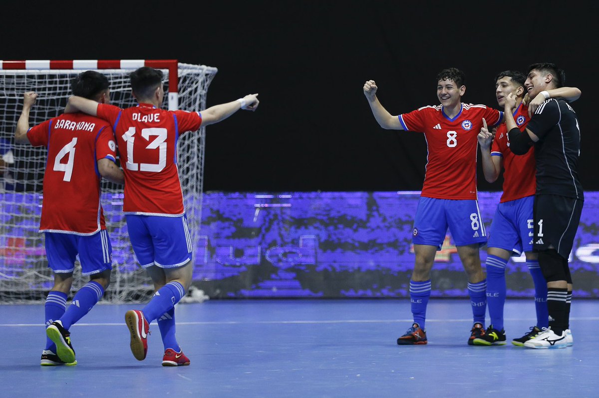 LaRoja's tweet image. 👏 Lo dieron todo hasta el final!

📌 #LaRojaFutsalSub20 🇨🇱 no pudo ante Argentina 🇦🇷 y cayó por 3-1 en la semifinal de la @conmebol #Sub20FS - Venezuela 2022 🏆🇻🇪

⚽️ El gol chileno fue anotado por Benjamín Barahona 

🔜 Mañana se disputará el tercer lugar ante 🇨🇴 

📸 @conmebol