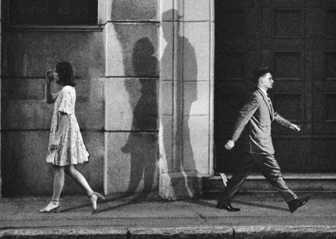 زمّليني من هواجيس الغياب الّا إرادي
إن ذبحني طاري الفرقا وش أنتي مستفيده ؟

لا أستوت فـ عيونك الثنتين قربي وإبتعادي
والظروف أقسى من الماضي على اللّي يستعيده

المصافح فالقلوب أصدق من مصافح الأيادي
إسمحي لي كل يوم أصافحك وأنتي بعيده .. 
#شعر