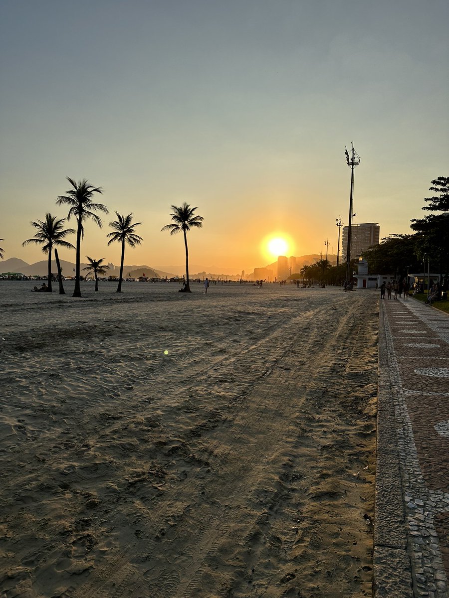 fabiolopez's tweet photo. Ah, Santos! Como és linda.

#013 #santos #santoscity #sabado #casa #litoral #praia @santoscidade https://t.co/Ynhf6NbRct