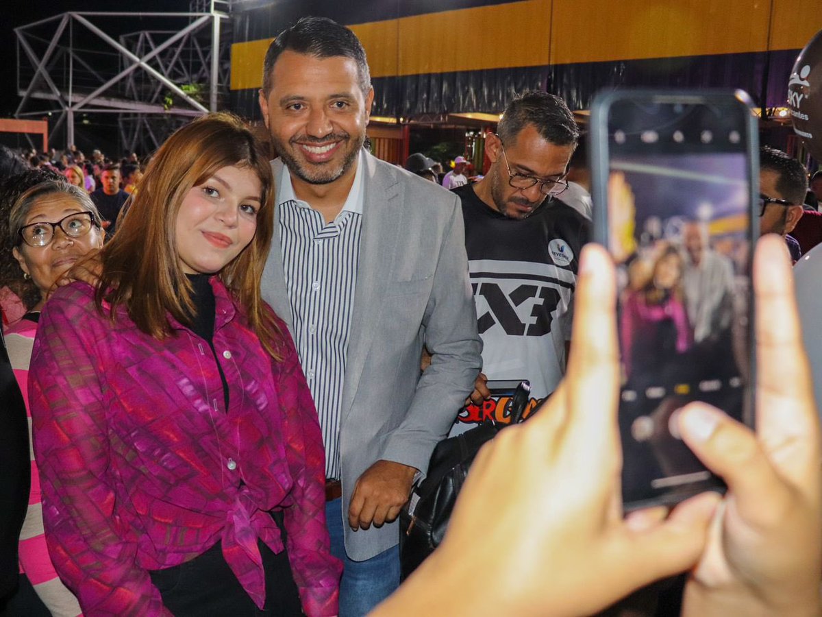 LuisJonasReyes's tweet photo. Que bonito compartir con el pueblo en la 46 Feria Internacional de #Barquisimeto espacio para el encuentro de la familia y sobretodo realza nuestro gentilicio GUARO. #SerGuaroMeEncanta https://t.co/wQ39xXQQrS