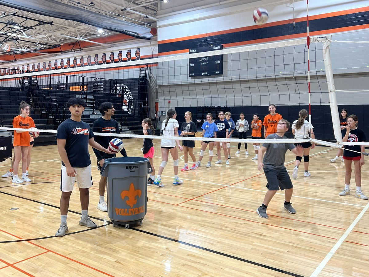 boys_STCEVB's tweet photo. Great day for Saints Volleyball as @girls_STCEVB hosts another amazing kids clinic! Special shout out to some of our boys program players who were able to come support &amp; help out!#SaintsAreOne #GrowTheGame https://t.co/AJQQTJtUpP