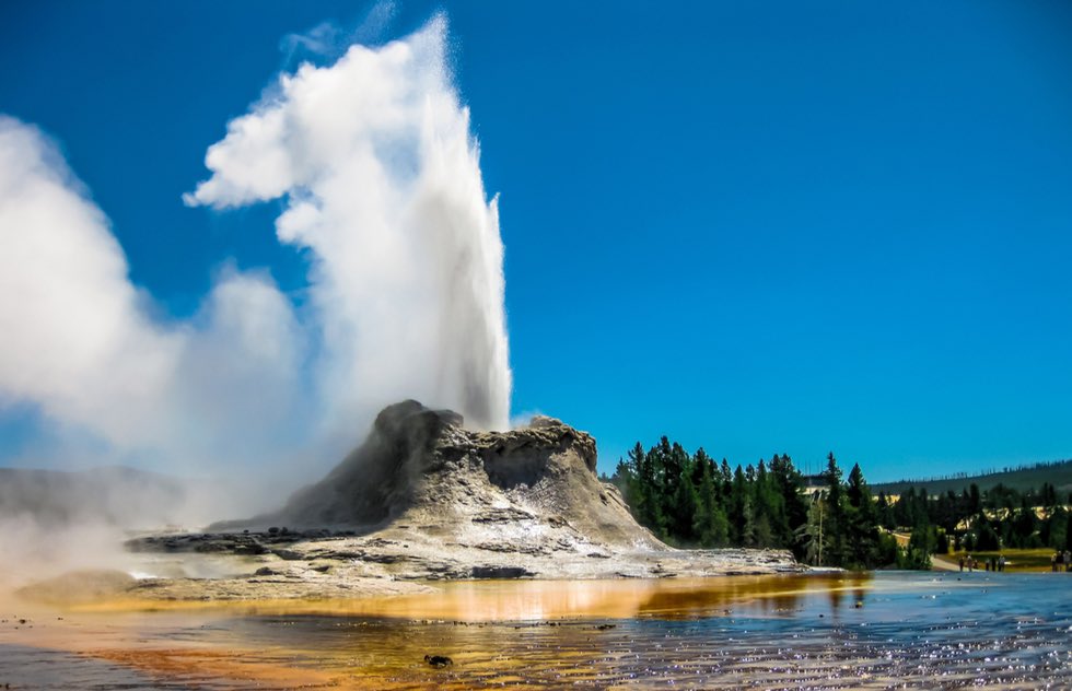 En el Parque Nacional de Yellowstone, Estados Unidos, puedes encontrar 'El Géiser Perpetuo', una fuente termal que ha estado en erupción constante desde hace más de 125 años. 
Su longevidad y belleza natural nos recuerdan el poder de la Tierra. 🌋🏞️