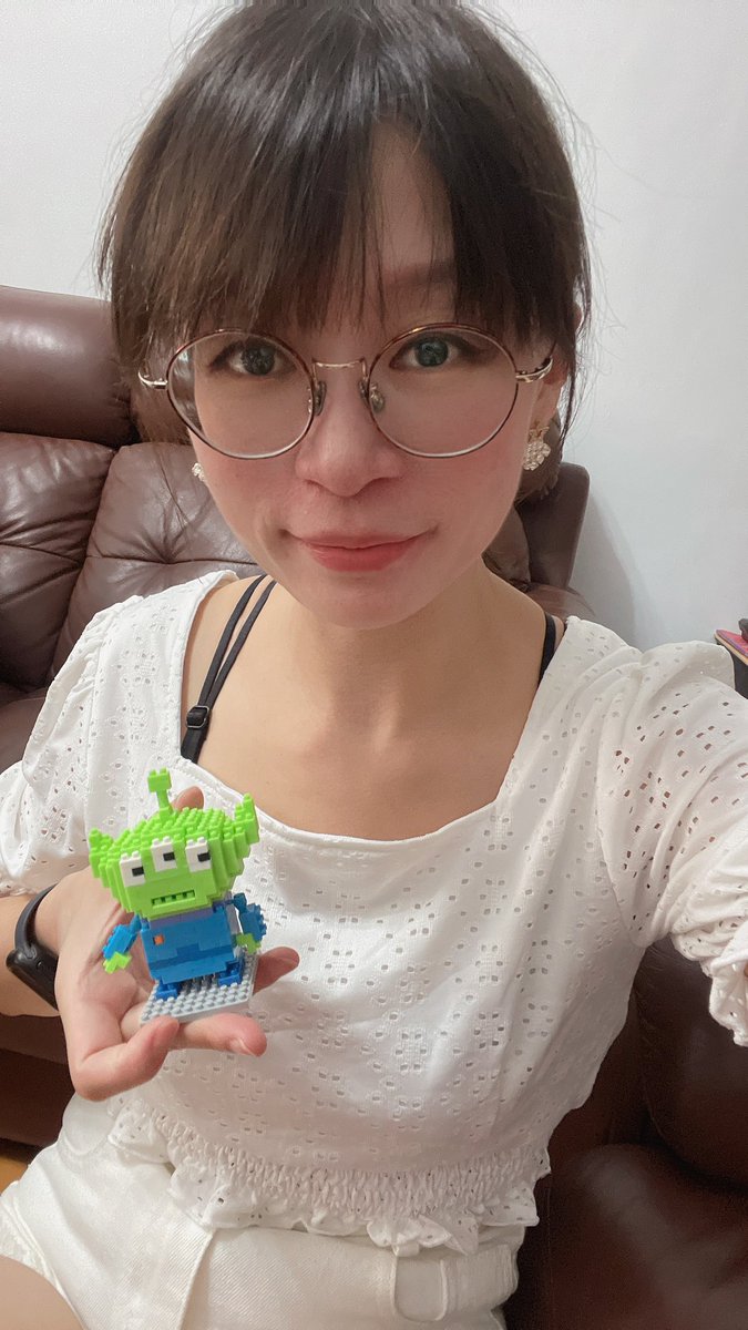 託小湘雨的福
讓我完成了一隻三眼怪
小時候不太把時間花在小東西上面
比方說拼圖、樂高之類的
結果有了小孩之後
來一件是一件😆😆😆