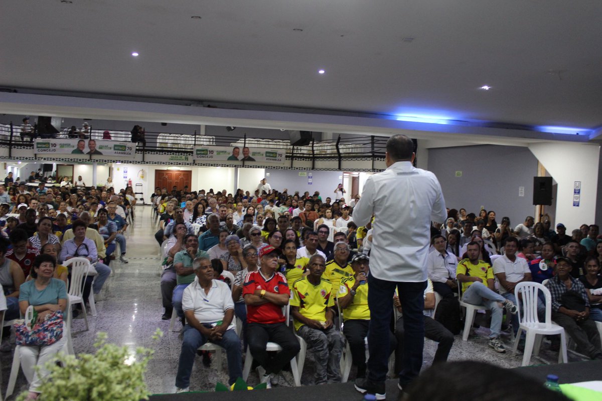 flowerojas_'s tweet photo. ¡Compartir con nuestra gente es construir cuidad! 🌻✅
 
Nos encontramos con cientos de personas que se suman al proyecto de #PasionPorServir su aspiracion es enérgica y decidida, trabajar en unidad por una Cali vibrante 💚🔟 https://t.co/zt86qQoTuY
