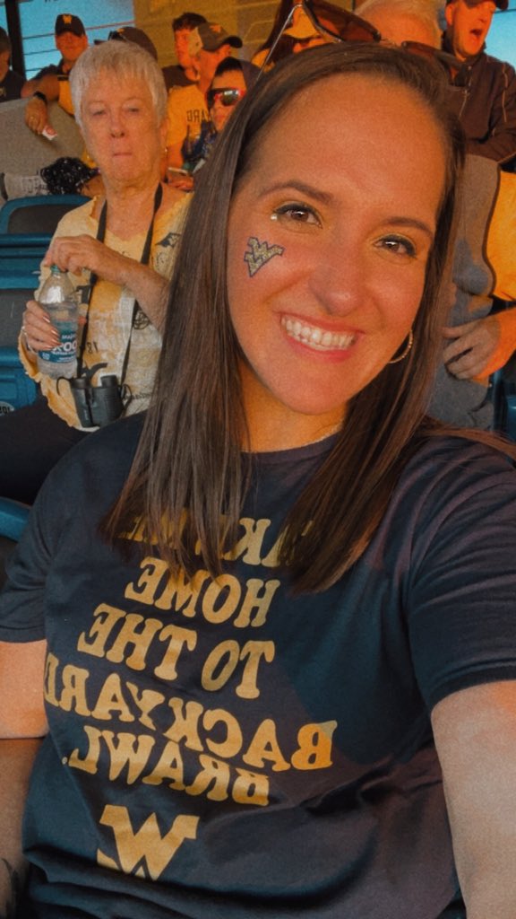jordinmw's tweet photo. Country Roads brought me home to the Backyard Brawl. EAT SHIT PITT. #EatShitPitt #LetsGoEers https://t.co/r612Wi6UAf