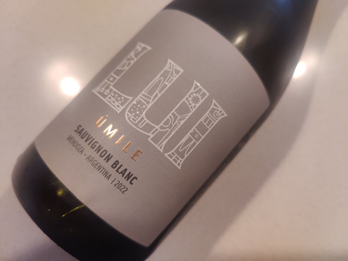 #SauvignonBlanc súper elegante y de muy linda acidez. De paladar largo y carácter mineral. Sus notas herbales y cítricas lo hacen un vino delicado. <a href="/luiwines/">Luiwines</a> #LaCarrera  #ValleDeUco.