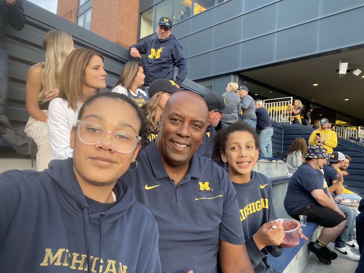 BLT45's tweet photo. Hanging with my girls at the Big House #Bighouseselfi  #Girlsdad #GoBlue https://t.co/ekMkoREORQ