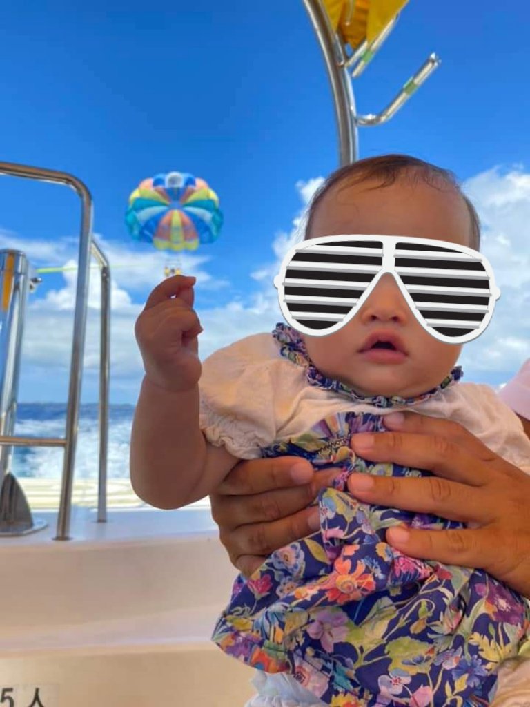 upscent's tweet image. 私と娘は船で待機し夫と息子でパラシュートするつもりが風の具合で大人がもう1人乗らないと飛べないと言われたため、娘を置いて3人でパラシュートする図