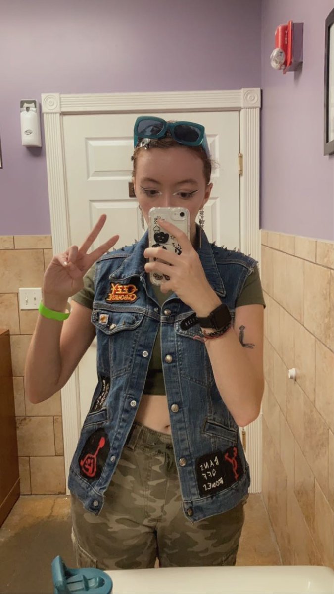 helios_hawk_'s tweet image. when you love to fakeclaim yourself but these photos were taken with six hours of eachother 💀 #plural #dissociatwt #osddid