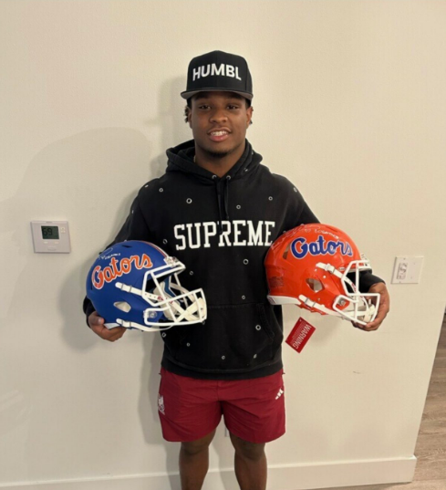 TAPinvest's tweet photo. Check out @Trevor_Etienne lighting it up today! The Florida running back has already rushed for 90 yards and a 62-yard touchdown against the Vols. 

Trevor's signed helmets are available on #HUMBL and are #VerifiedbyBLOCKS. 

#GatorNation #NCAAFootball 
https://t.co/VKbMdNHKXY https://t.co/305SC8g7y9