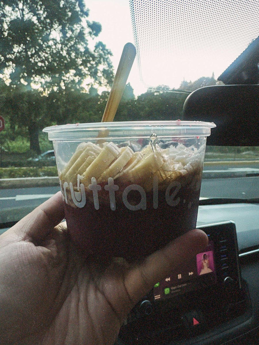 melissavilleda's tweet photo. El açaí bowl de Fruttale es algo que podría comer desayuno, almuerzo y cena que no me aburriría nunca🤤✨ https://t.co/IKuGB4hUJs