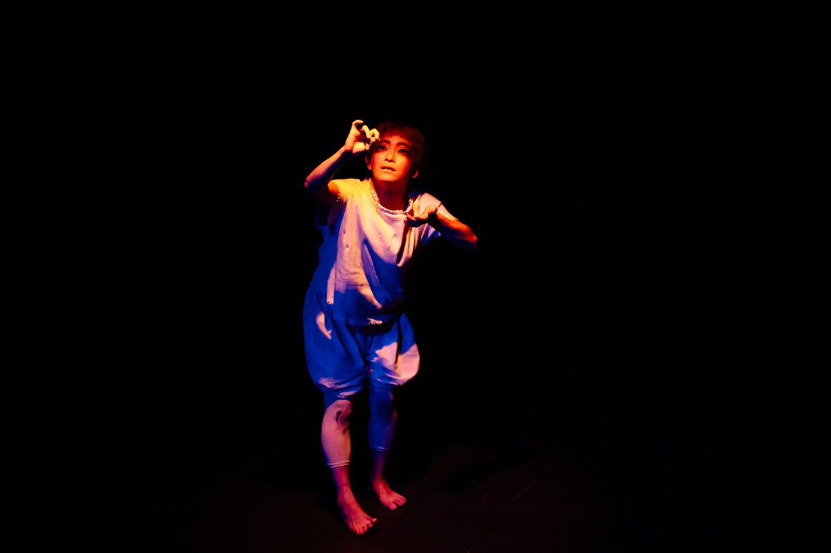 shizuho_shion's tweet image. 🙏,

終演後、お稽古から使っていたクレヨンのカケラを皆様にご自由にお持ち頂いてます。
その時にお声がけ頂く全てに
終演後の崩れてしまいそうな私の身体を守られているような,

全てを'今'に,
注ぎたいと。

あと3公演となりました。最後までどうぞ見届けて下さい🤲

#深海洋燈
#キッド2023