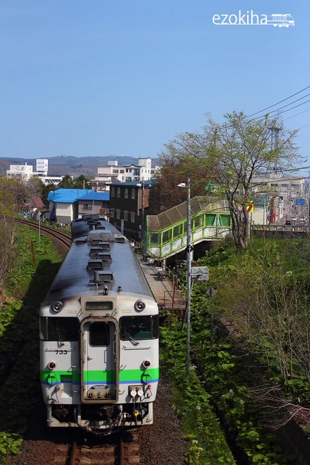 街中の小さな無人駅 