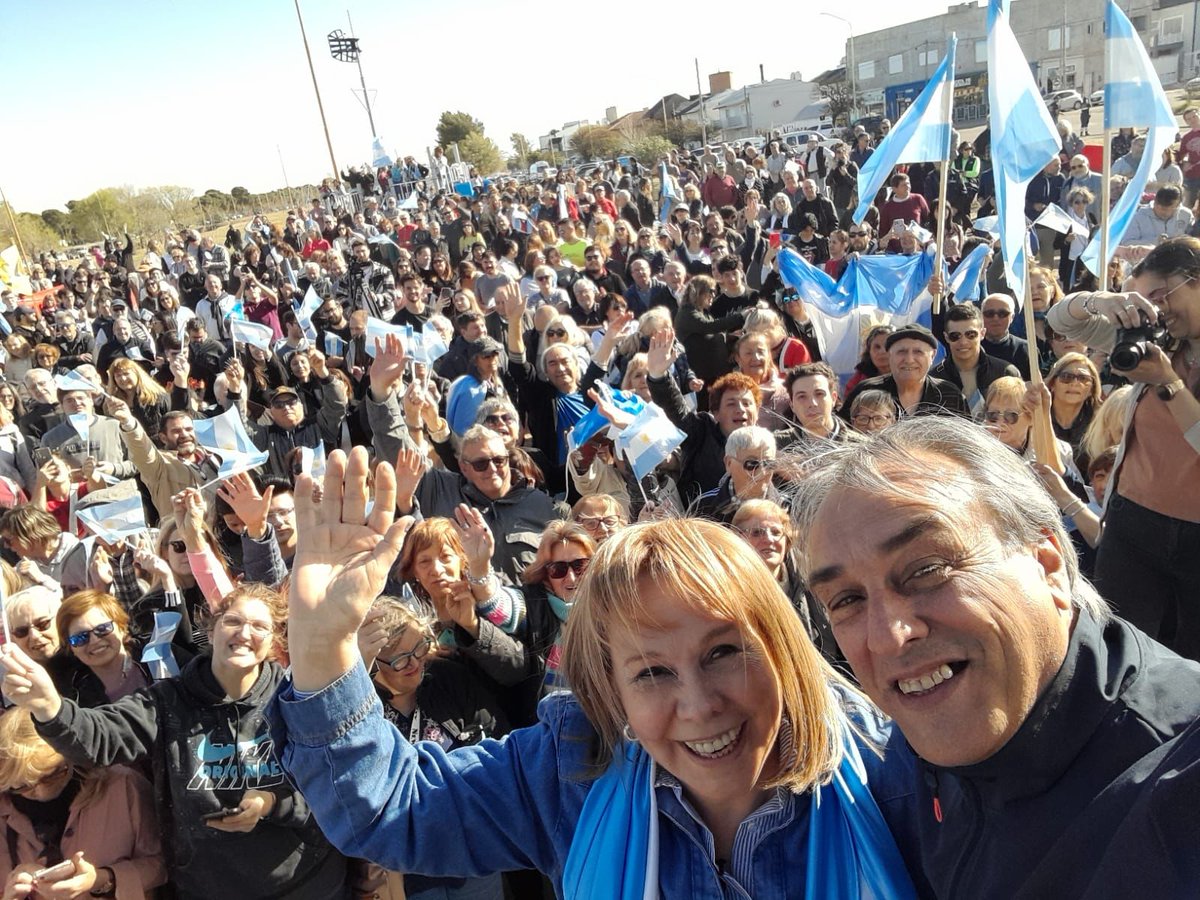 LuisTonin's tweet photo. #LaFuerzaDelCambio en Bahia Blanca.
Tenemos todo para salir adelante.Depende de nosotros 
Vamos @PatoBullrich @Nestorgrindetti y @NidiaMoirano !!!! https://t.co/ovSr2ASDAg