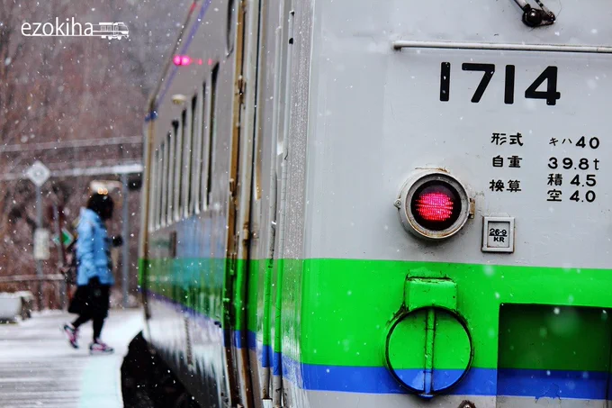街中の小さな無人駅 