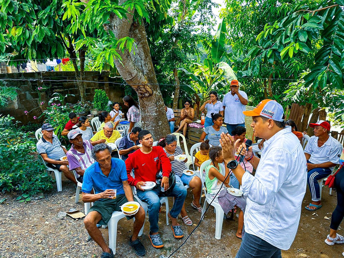 JulioHoyosz's tweet photo. En el día de hoy estuvimos con nuestros amigos del Barrio Mocari, hablando sobre mis cinco propuestas ❤️💙🙌🏻  agradezco a todos su apoyo 

#monteriaeducayemprende https://t.co/qOwLDeu9ky