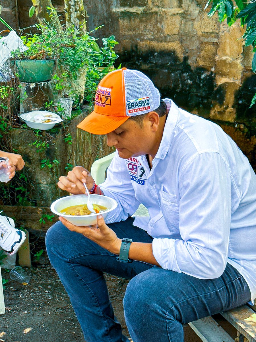 JulioHoyosz's tweet photo. En el día de hoy estuvimos con nuestros amigos del Barrio Mocari, hablando sobre mis cinco propuestas ❤️💙🙌🏻  agradezco a todos su apoyo 

#monteriaeducayemprende https://t.co/qOwLDeu9ky
