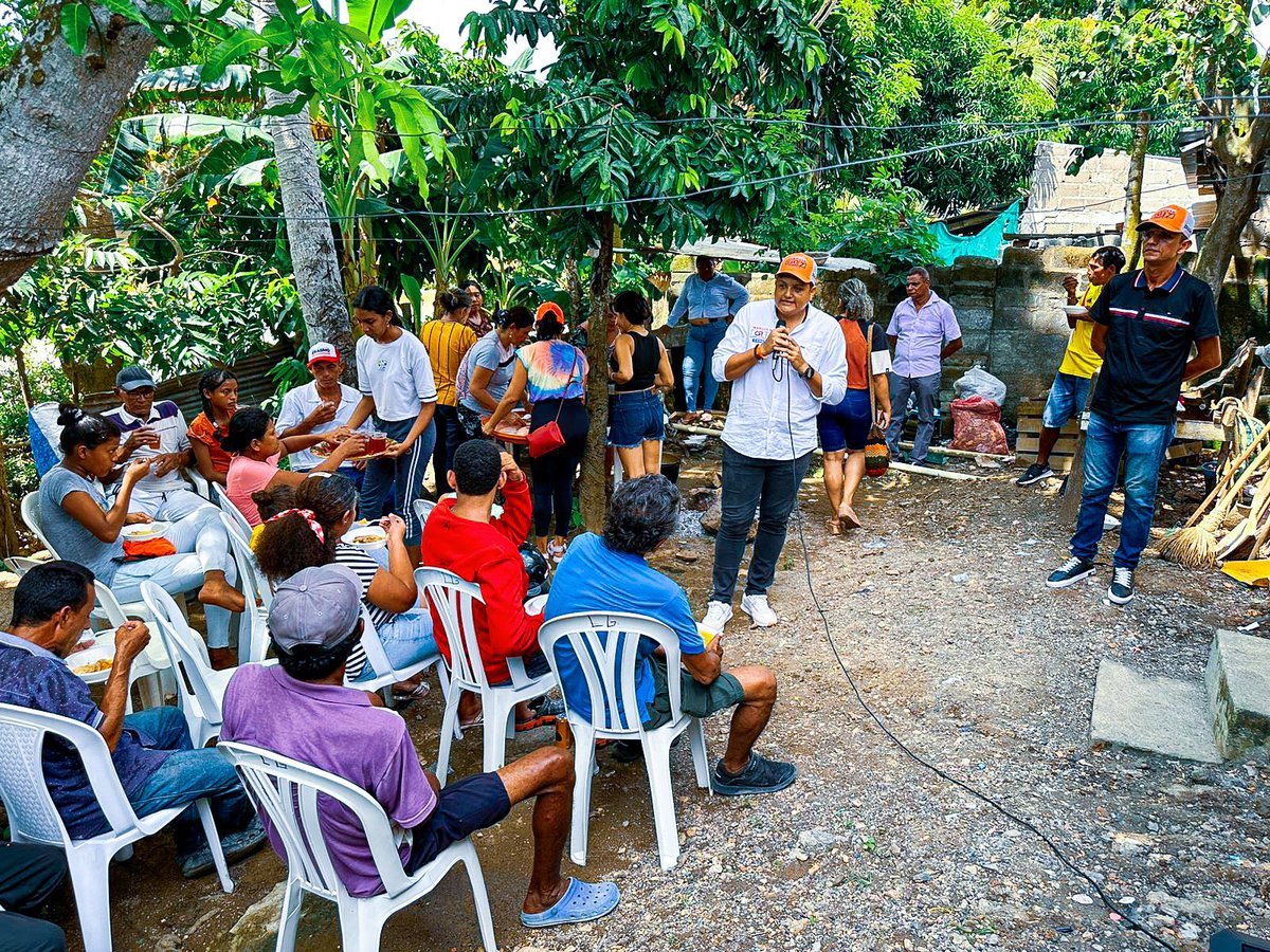 JulioHoyosz's tweet photo. En el día de hoy estuvimos con nuestros amigos del Barrio Mocari, hablando sobre mis cinco propuestas ❤️💙🙌🏻  agradezco a todos su apoyo 

#monteriaeducayemprende https://t.co/qOwLDeu9ky