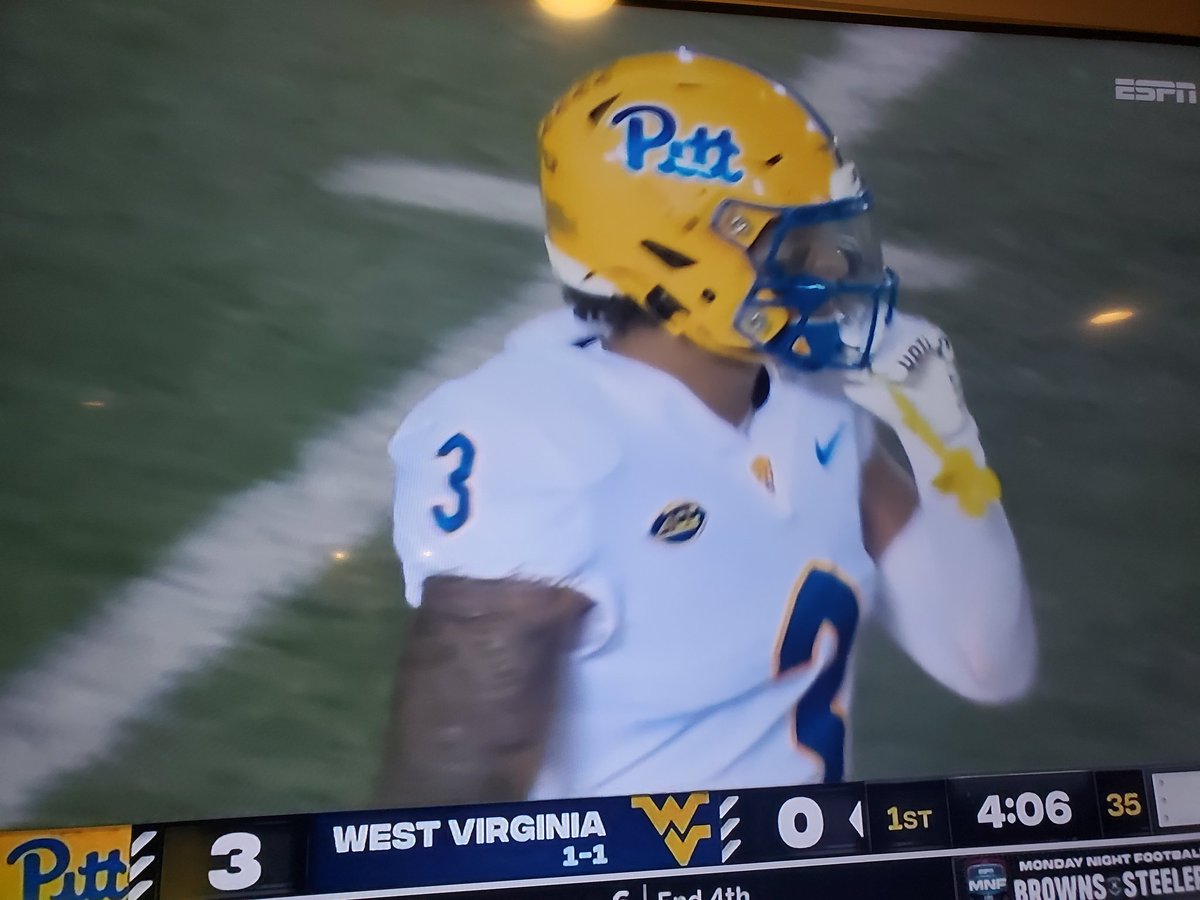PaulPabst's tweet image. What a great uniform game Pitt-WVU is...sweet.