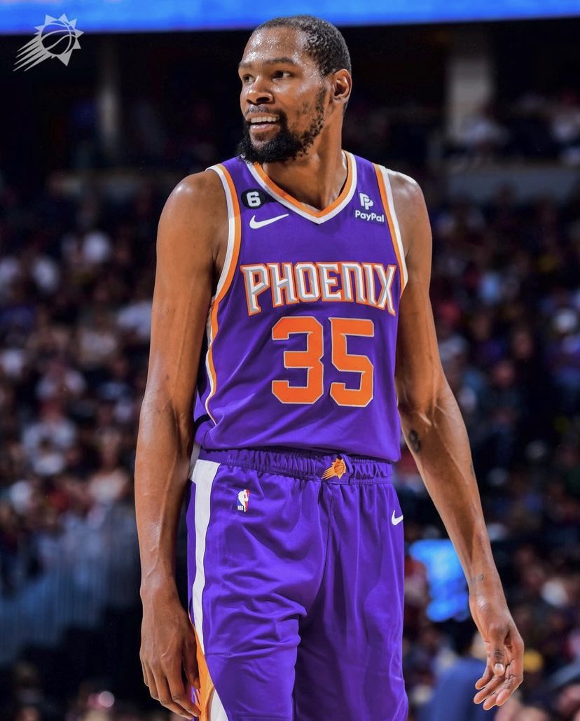 JoseLAL23's tweet photo. We all agree that KD ranks higher than Curry all-time right? https://t.co/YaYDjrGYUN